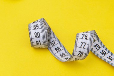 Arka plan bel konseptinde spiral santimetre mezurası