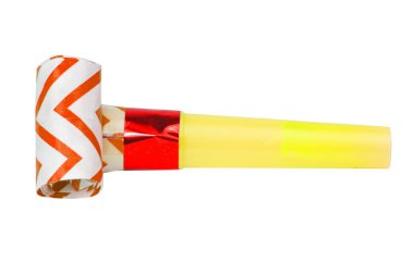 Yuvarlanan şenlik çığırtkanı ya da beyaz izole edilmiş yerde parti düdüğü.