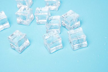 Su damlaları arkaplanı kopyalama alanı olan mavi üzerine buz küpleri