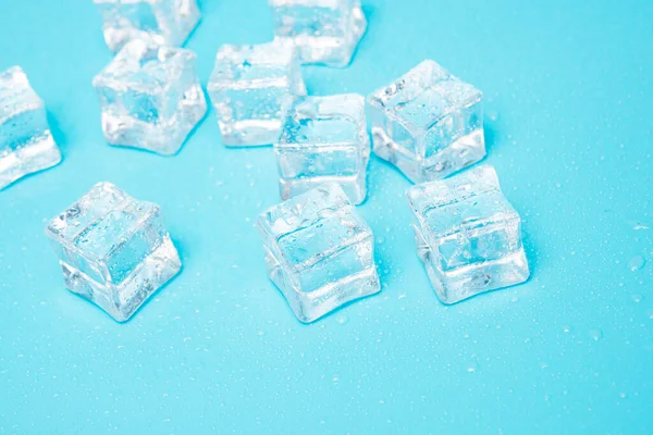 Кубики Льоду Синьому Фоні Краплями Води Місцем Тексту — стокове фото
