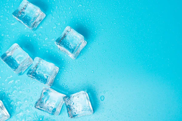 Eiswürfel Auf Blau Mit Wassertropfen Hintergrund Mit Kopierraum — Stockfoto