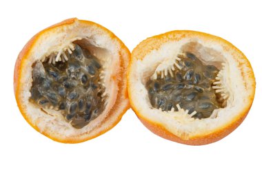 Granadilla. Tamamen sarı çarkıfelek meyvesi ve beyaz arka planda yarı izole.
