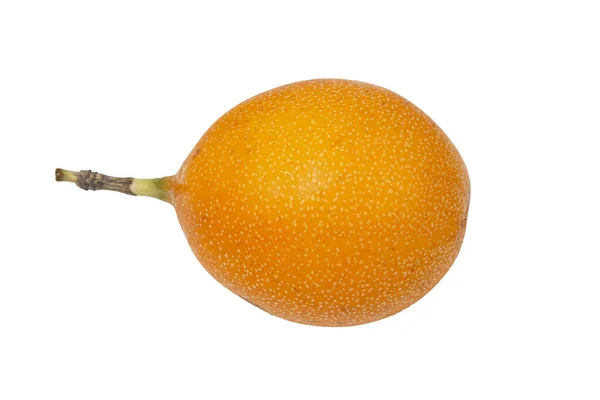 グラナディラ 全体の黄色の情熱の果実と半分白の背景に隔離された — ストック写真