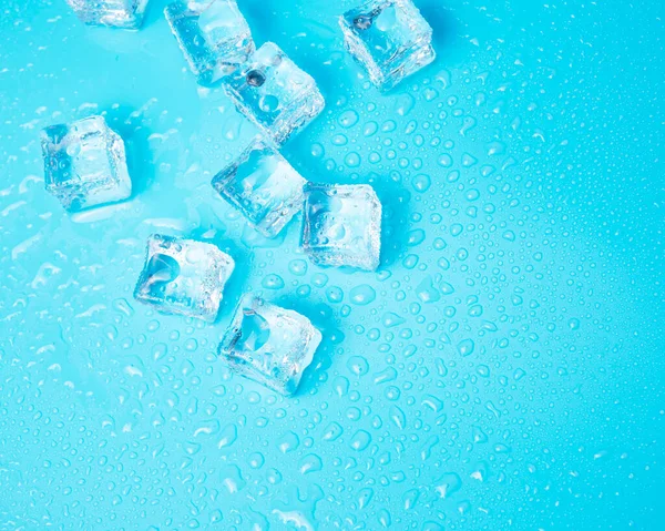 Jégkockák Vízcseppekkel Szétszórva Kék Háttérben Felülnézetből — Stock Fotó