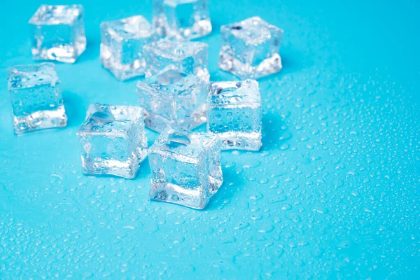 Кубики Льоду Краплями Талої Води Синьому Фоні Вид Зверху — стокове фото