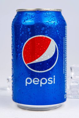 Beyaz arka planda teneke kutu veya Pepsi hafif tadı olan metal şişe görüntüleri