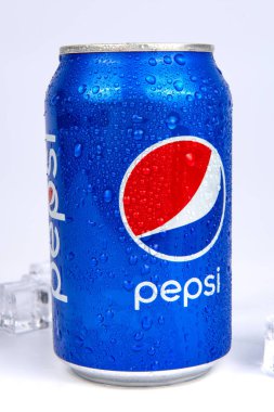 VINNYTSA, UKRAINE, HAZİRAN, 28-2023: Beyaz arka planda metal şişe Pepsi tadı