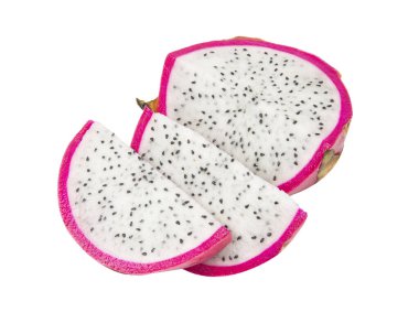 Ejderha meyvesi beyaz arka planda izole. Pitaya ya da Pitahaya meyvesi dilimleri. Üst görünüm.