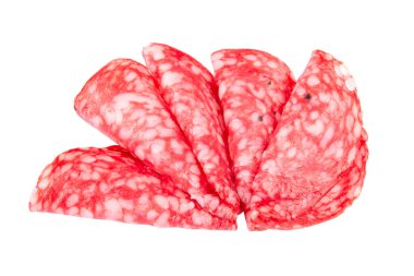 Beyaz arka planda izole edilmiş salam sosisi dilimleri