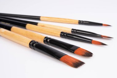 Fırçalar beyaz boya için izole edilmiş.