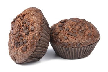 Beyaz arka plan üzerinde izole kağıt pişirme fincan çikolatalı muffin