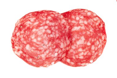 Beyaz arka planda izole edilmiş salam sosisleri.