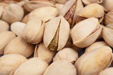 Saha derinliği az olan tuzlu fıstıklı fıstıklara yakından bakın.