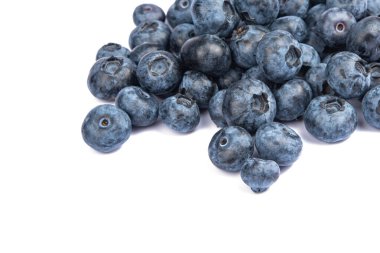 Grup beyaz arka plan üzerinde izole taze sulu yaban mersini