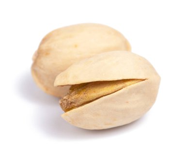 Beyaz zemin üzerine lezzetli fıstık fındık