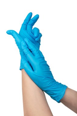 Beyaz arka planda mavi nitril eldivenler giyen doktor.