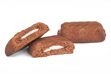 Beyaz arka plan üzerinde izole Creme dosyalama ile çikolata kurabiye