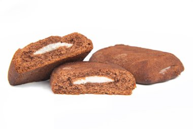 Beyaz arka plan üzerinde izole Creme dosyalama ile çikolata kurabiye