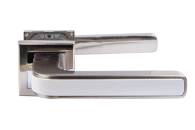 İzole edilmiş beyaz arka planda metalden yapılmış kapı kolu. Evlerin, dairelerin, depoların, ofislerin ve diğer tesislerin kapılarının güvenilir tasarımı.