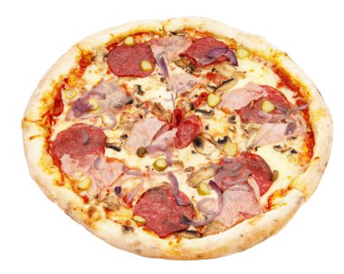 Sosisli ve peynirli İtalyan pizzalı nefis bir mozzarella. Taze İtalyan klasiği beyaz arka planda izole edilmiş orijinal pepperoni pizza..