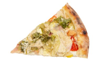 Salata yapraklı, peynirli, domatesli lezzetli pizza. Sağlıklı sebzeli pizza. İtalyan pizzası, beyaz arka planda izole edilmiş.