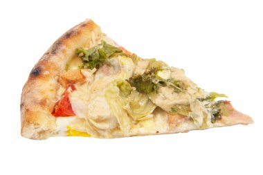 Salata yapraklı, peynirli, domatesli lezzetli pizza. Sağlıklı sebzeli pizza. İtalyan pizzası, beyaz arka planda izole edilmiş.