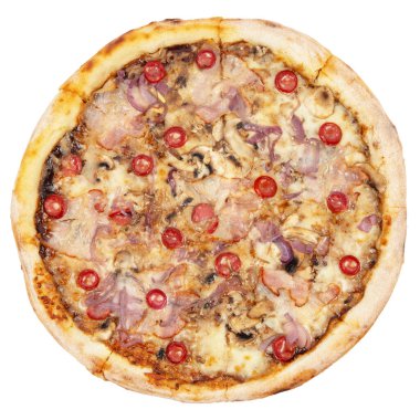 Lezzetli klasik İtalyan pizzası baharatlı sosis, biber, soğan ve peynir beyaz arka planda izole edilmiş.