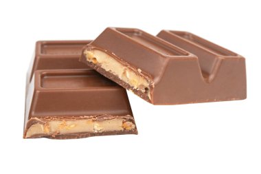 Beyaz arka planda lezzetli çikolata parçaları, yakın plan..