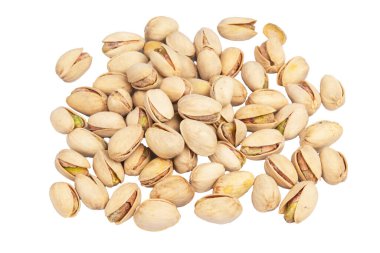 beyaz zemin üzerine kızarmış Antep fıstığı