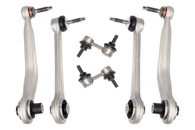 Arabanın ön süspansiyon kolu beyaz arka planda izole edilmiş. Araba süspansiyonu için yedek parça..