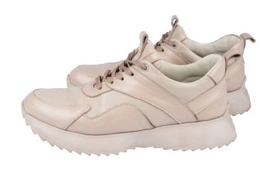 Beyaz arka planda izole edilmiş kadın deri ayakkabıları.