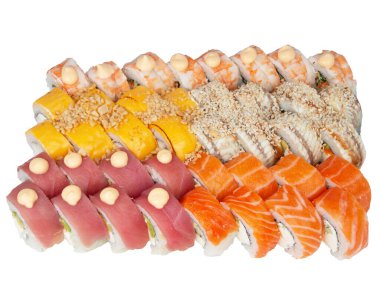 Beyaz arka planda taze iştah açıcı rulo seti