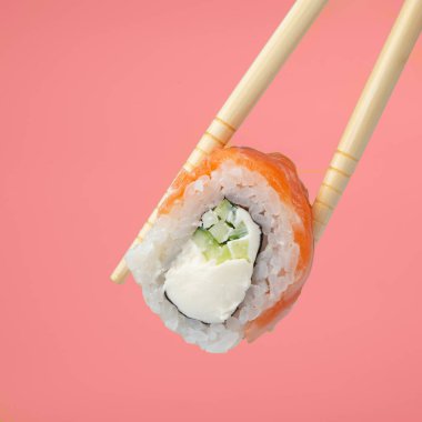 suşi rulo ile üzerine beyaz izole chopsticks