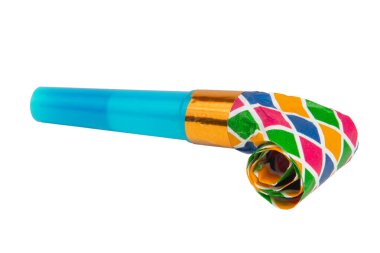 Yuvarlanan neşeli ses çıkarıcı ya da parti düdüğü beyaz arka planda izole edilmiş.