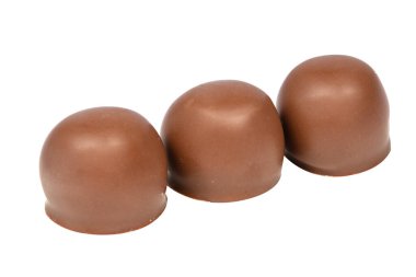 Beyaz arka planda izole edilmiş çikolatalı tatlılar..