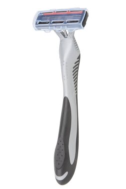 Tek kullanımlık tıraş bıçağı beyaz arkaplanda izole edilmiş.