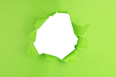 Beyaz arkaplan üzerine yırtılmış kağıt. Metin için kağıt alanı. Ortasına yazmak için boş alanı olan yırtılmış kağıt