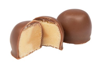 Beyaz zemin üzerinde badem ezmesi olan çikolatalı şekerler. Beyaz arka planda izole edilmiş çikolatalı tatlılar..