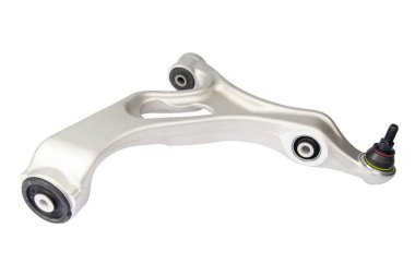 Beyaz arka planda bir aracın yeni süspansiyon kolu. Yeni süspansiyon, beyaz arka planda izole edilmiş aracın daha düşük kontrol kolu