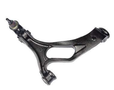 Beyaz arka planda bir aracın yeni süspansiyon kolu. Yeni süspansiyon, beyaz arka planda izole edilmiş aracın daha düşük kontrol kolu