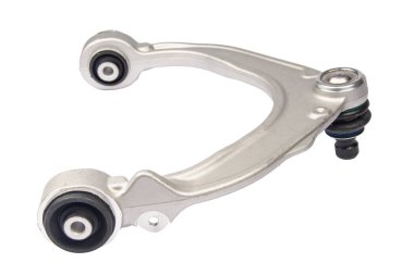 Beyaz arka planda bir aracın yeni süspansiyon kolu. Yeni süspansiyon, beyaz arka planda izole edilmiş aracın daha düşük kontrol kolu