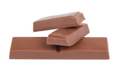 çikolata parçası üzerinde beyaz bir arka plan izole