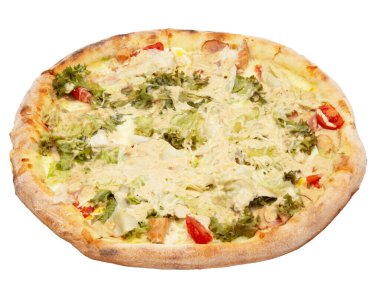 Salata yapraklı, peynirli, domatesli lezzetli pizza. Sağlıklı sebzeli pizza. İtalyan pizzası, beyaz arka planda izole edilmiş.
