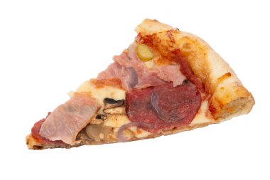 Bir dilim pizza pastırması, malzeme Becon ve mozarella, beyaz üzerine izole edilmiş.