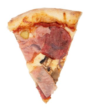 Bir dilim pizza pastırması, malzeme Becon ve mozarella, beyaz üzerine izole edilmiş.