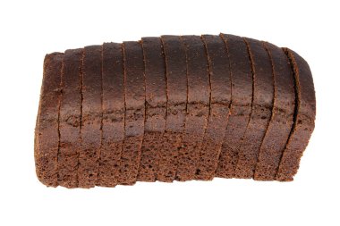 Beyaz arka planda taze çavdar ekmeği dilimleri..