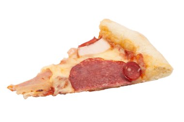 Beyaz arka planda izole edilmiş salamlı pizza dilimi. Dilimlenmiş pizza manzarası.