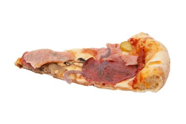 Beyaz arka planda izole edilmiş salamlı pizza dilimi. Dilimlenmiş pizza manzarası.