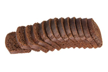 Beyaz arka planda izole edilmiş dilimlenmiş çavdar ekmeği.