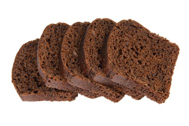Beyaz arka planda izole edilmiş dilimlenmiş çavdar ekmeği.